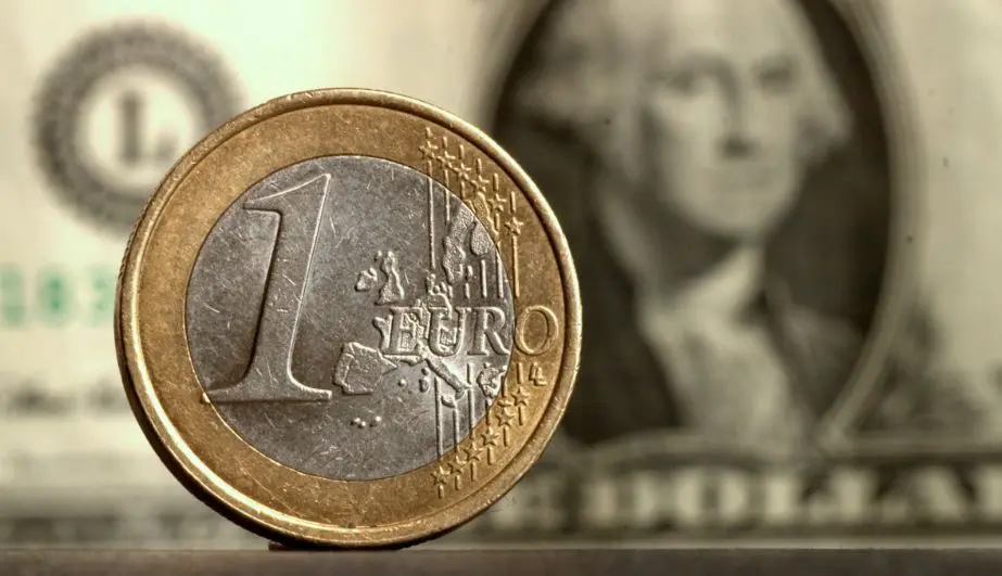 Οριακά υποχωρεί το ευρώ έναντι του δολαρίου