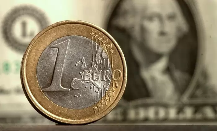 Οριακά υποχωρεί το ευρώ έναντι του δολαρίου