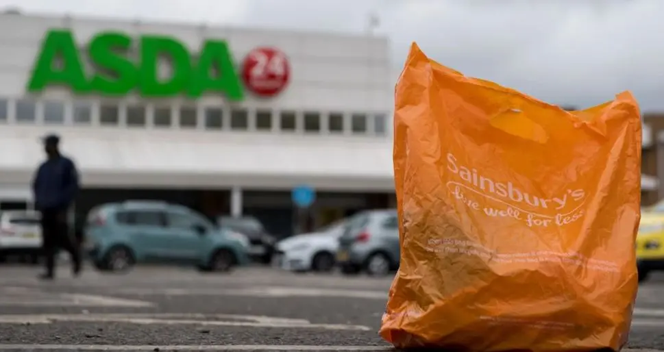 Το Λονδίνο μπλόκαρε την εξαγορά της Asda από τη Sainsburry