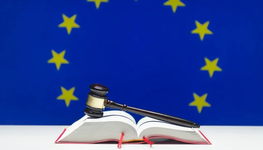 Κάρτες και καμπανάκια από την ΕΕ για την Κύπρο