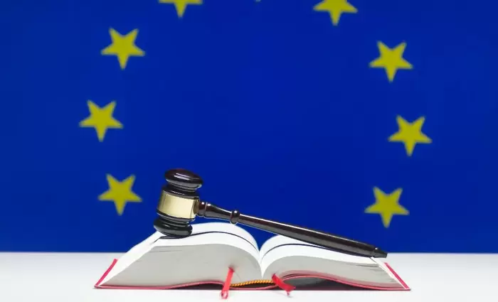 Κάρτες και καμπανάκια από την ΕΕ για την Κύπρο