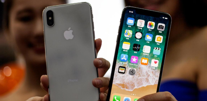 Ρώσοι πωλούν τη σειρά τους στην ουρά για την αγορά του νέου iPhone