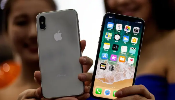 Ρώσοι πωλούν τη σειρά τους στην ουρά για την αγορά του νέου iPhone