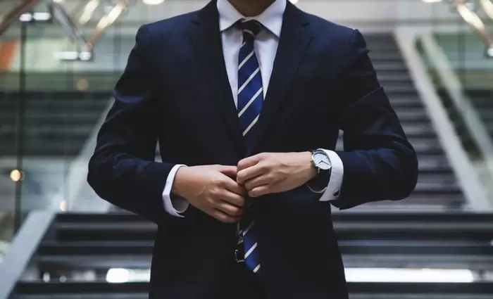 Βρετανία: Ποιοι κερδίζουν σε 33 ώρες όσα ένας εργαζόμενος σε ένα χρόνο;