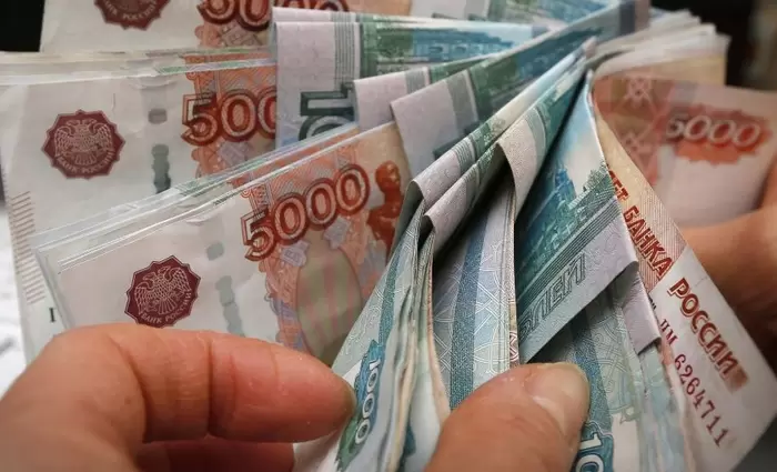 Το ρούβλι έγινε πιο φτηνό εξαιτίας της διαμάχης Κίνας-ΗΠΑ