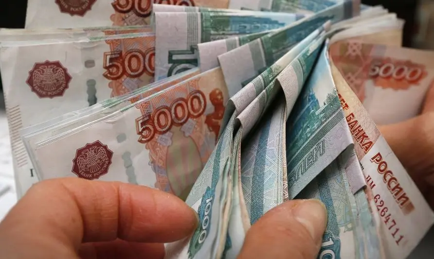 Το ρούβλι έγινε πιο φτηνό εξαιτίας της διαμάχης Κίνας-ΗΠΑ