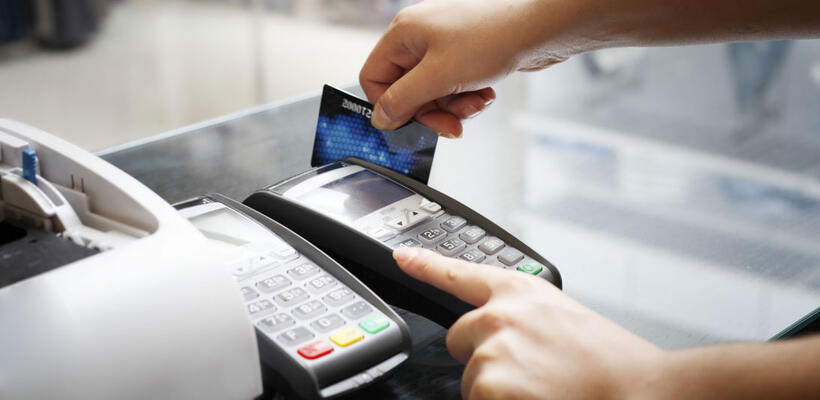 Με το νέο νόμο θα πληρώνουμε με κάρτα και θα κερδίζουμε μετρητά (vid)