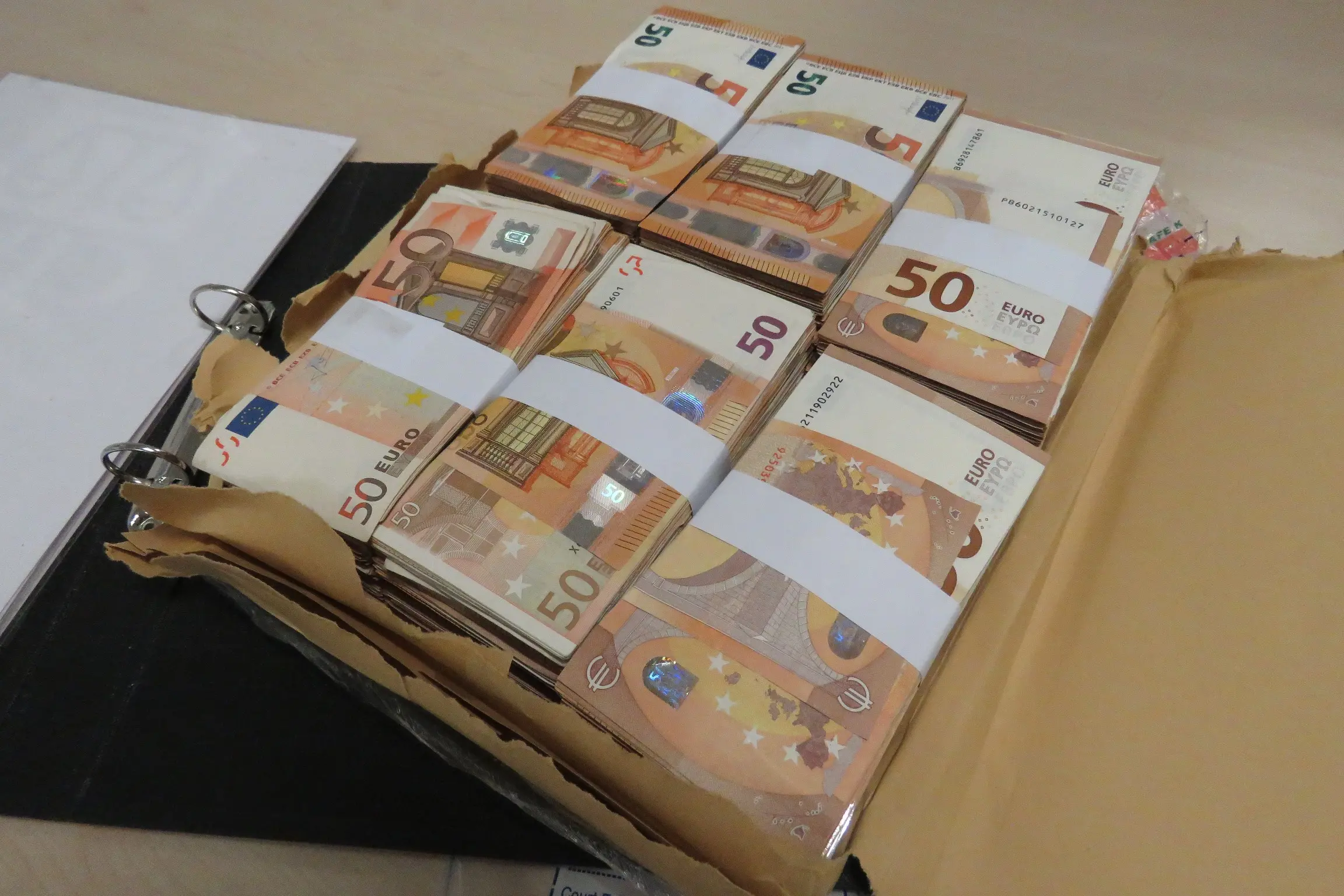 Η διαδρομή των κεφαλαίων της Ουκρανής - Διερευνάται ύπαρξη κυκλώματος