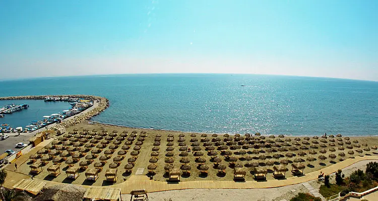 Έτοιμες οι παραλίες της Λάρνακας να υποδεχθούν τους επισκέπτες!