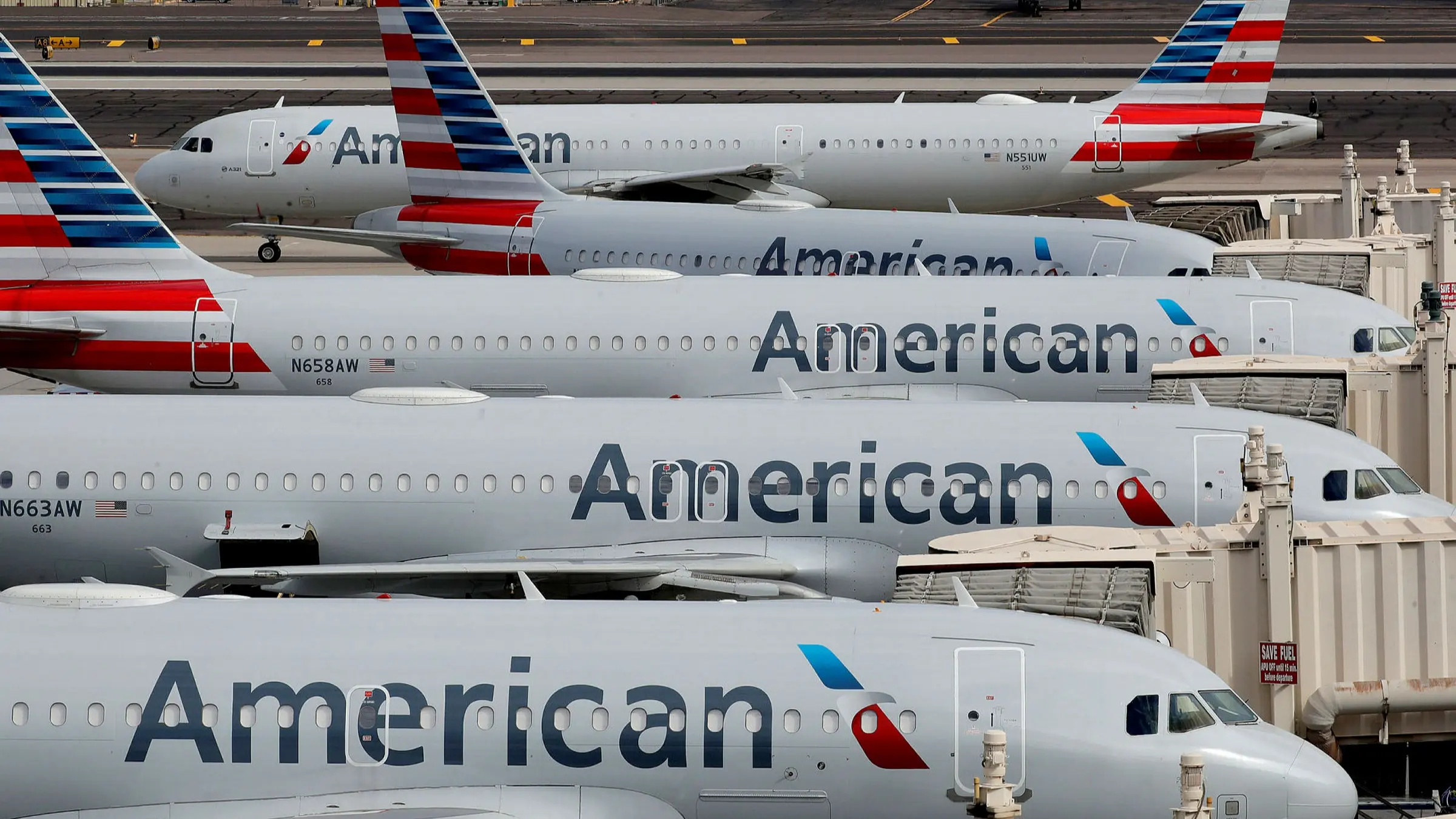 Η American Airlines ετοιμάζει άδειες ανευ απολαβών για το προσωπικό της