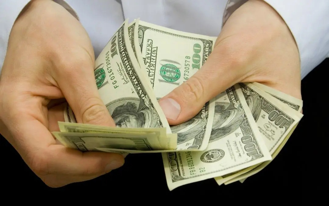 Χρυσές αμοιβές: Ποιοι CEOs κερδίζουν έως 300 φορές περισσότερο από τους εργαζομένους