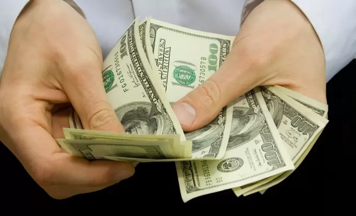 Χρυσές αμοιβές: Ποιοι CEOs κερδίζουν έως 300 φορές περισσότερο από τους εργαζομένους