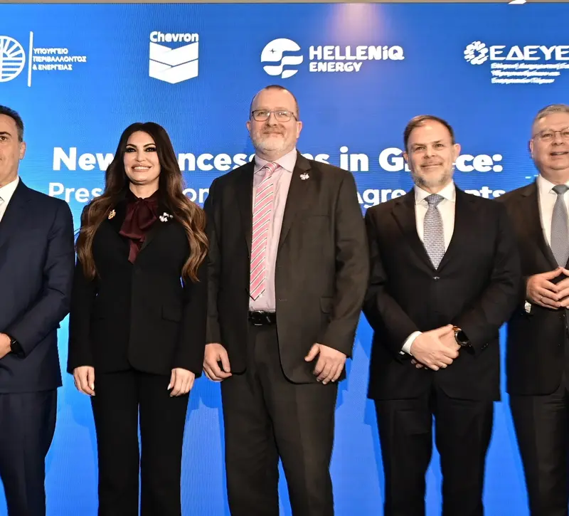 Έπεσαν οι υπογραφές μεταξύ του ελληνικού Δημοσίου, Chevron και HelleniQ Energy για έρευνες υδρογονανθράκων