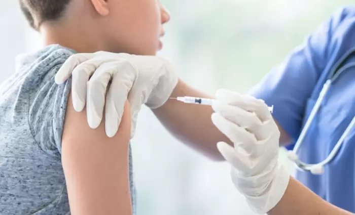 Από Αύγουστο εμβολιάζει παιδιά η Βρετανία