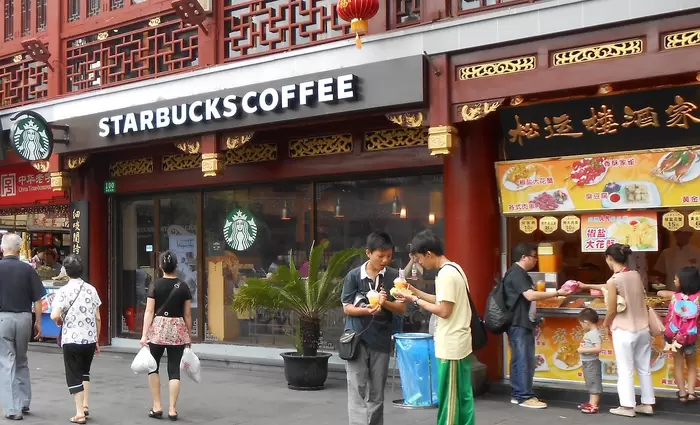 Starbucks: Στα $5 δισ. η αποτίμηση στην Κίνα – Ποιοι κολοσσοί την «φλερτάρουν»