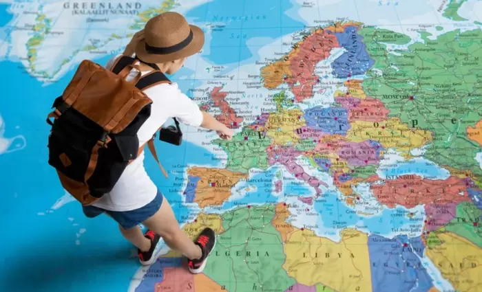 Τουρισμός: Νέες προβλέψεις για 80% του 2019 φέρνουν οι χαλαρώσεις μέτρων