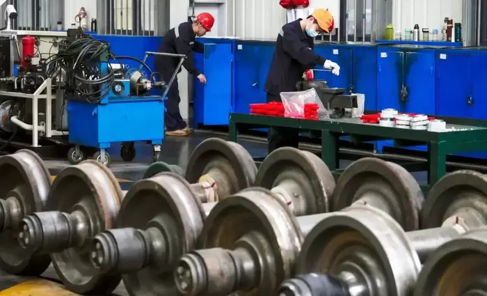 Γιατί οι επιχειρήσεις στην Κίνα κόβουν βάρδιες και μισθούς