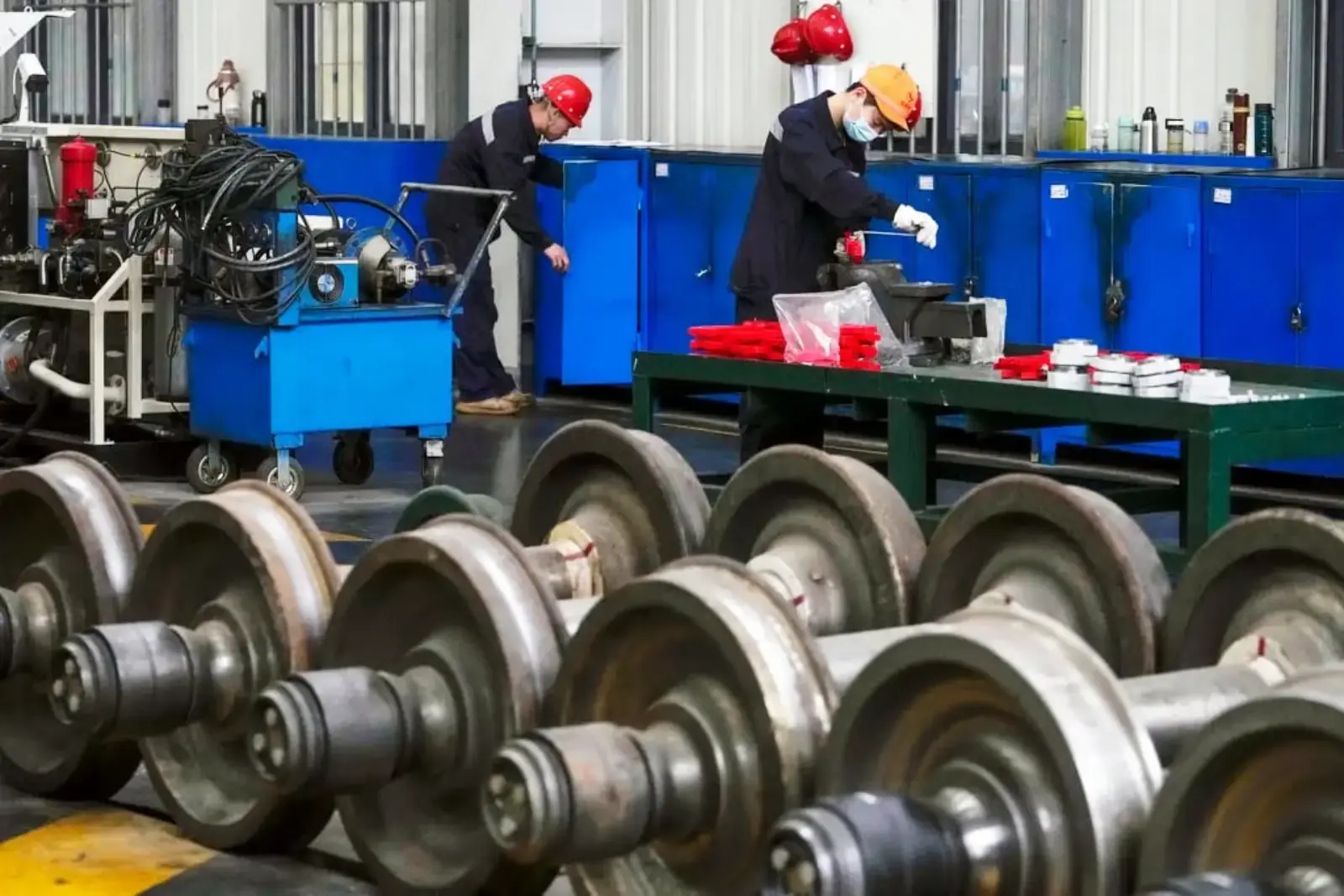 Γιατί οι επιχειρήσεις στην Κίνα κόβουν βάρδιες και μισθούς