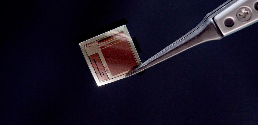 Μικροσκοπικό εμφύτευμα υπόσχεται σύνδεση του ανθρώπινου εγκεφάλου με την τεχνητή νοημοσύνη