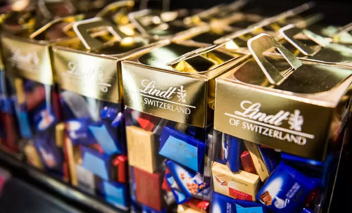 «Σοκολατοπόλεμος» στην Ελβετία: Ποια εταιρεία επιβιώνει από το ράλι του κακάο