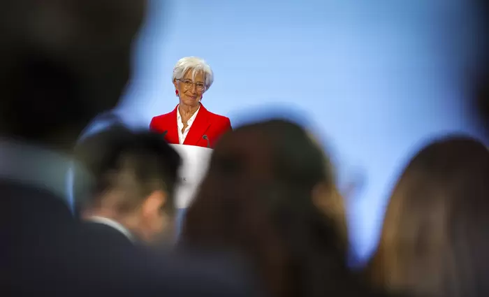 Οι διαφωνίες στην ΕΚΤ και το μήνυμα της Λαγκάρντ με το… κολιέ