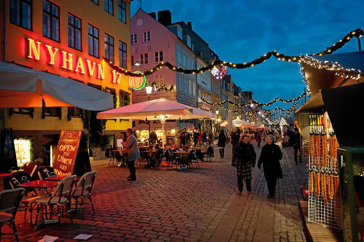 Άνοιξε η παραμυθένια χριστουγεννιάτικη αγορά της Κοπεγχάγης (vid)
