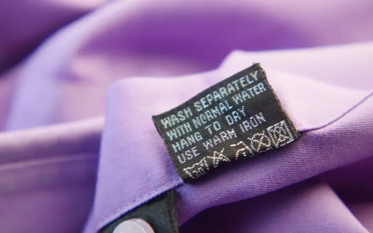 Γιατί ορισμένες μάρκες ρούχων τις ξεφορτώνονται τις ετικέτες