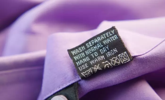 Γιατί ορισμένες μάρκες ρούχων τις ξεφορτώνονται τις ετικέτες