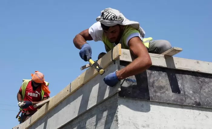 Υπ. Εργασίας: Διακοπή υπαίθριων εργασιών μεταξύ 12-4 λόγω καύσωνα