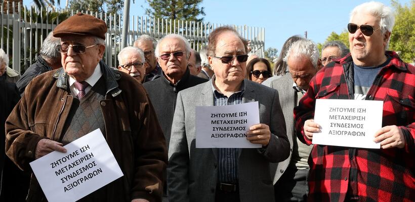 Διαμαρτυρία και απεργία πείνας έξω από το Προεδρικό από κατόχους αξιογράφων