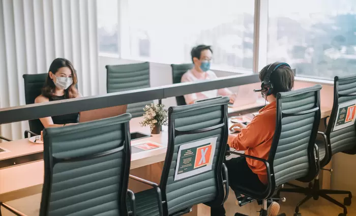 Οι νέοι επαγγελματίες ανησυχούν για την επιστροφή στα γραφεία