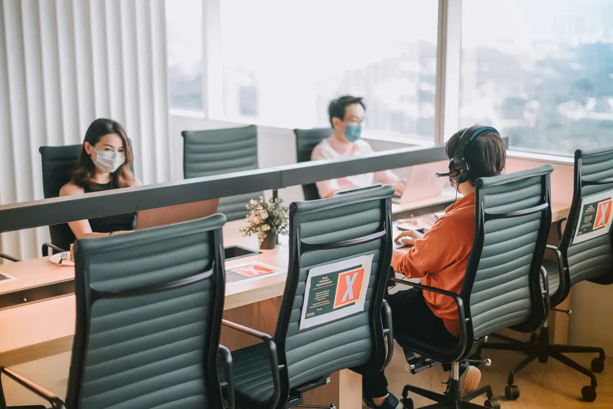 Οι νέοι επαγγελματίες ανησυχούν για την επιστροφή στα γραφεία