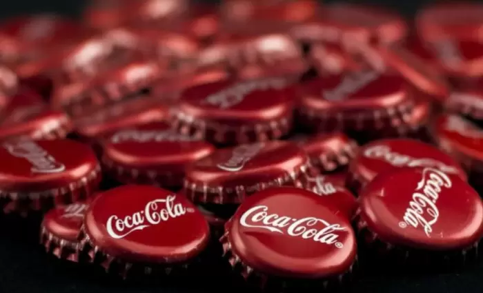 Αναζητά νέες εξαγορές η Coca-Cola– Τι λέει για αυξήσεις και Ρωσία