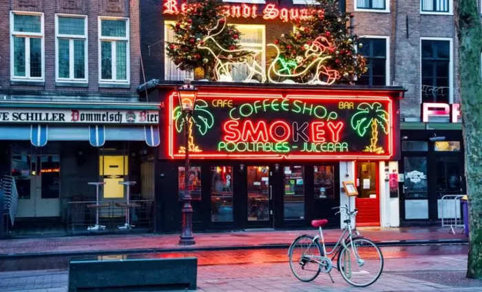 Ολλανδία: Πανικός από ουρές στα coffee shops λόγω κορωνοϊού