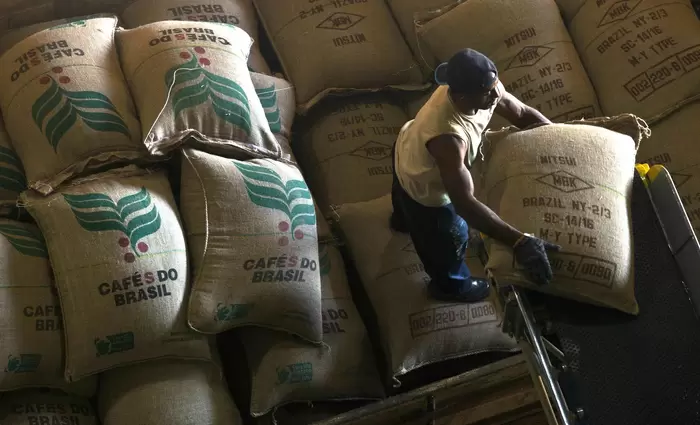 Οι δασμοί Τραμπ στον βραζιλιάνικο καφέ ανακατεύουν την παγκόσμια αγορά με κερδισμένη την Κίνα