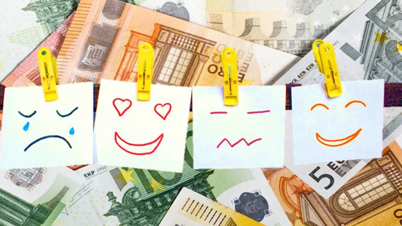 «Κοντράστ συναισθημάτων» προκαλούν οι αυξήσεις μισθών των δημοσίων υπαλλήλων