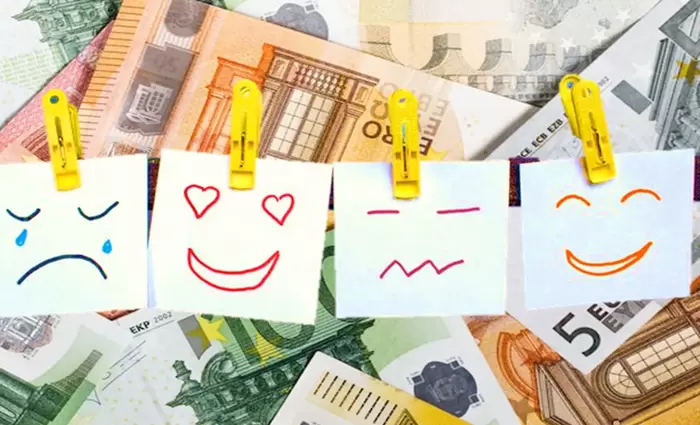 «Κοντράστ συναισθημάτων» προκαλούν οι αυξήσεις μισθών των δημοσίων υπαλλήλων