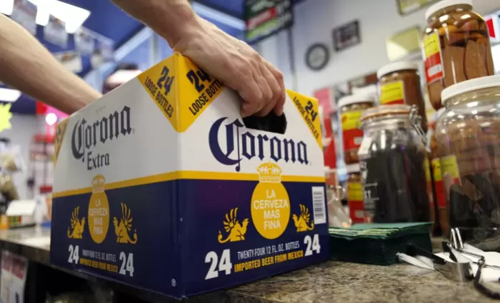 Πώς ο Τραμπ βυθίζει τις πωλήσεις της Corona στην αμερικανική αγορά