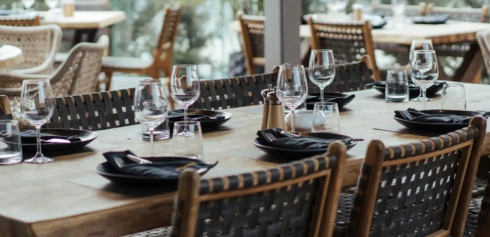 «Αστείο το ότι στα ξενοδοχεία κάθονται οι ξένοι μέσα και οι Κύπριοι έξω»