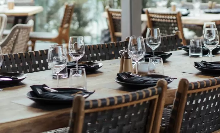 «Αστείο το ότι στα ξενοδοχεία κάθονται οι ξένοι μέσα και οι Κύπριοι έξω»