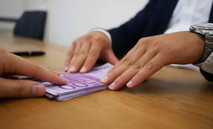Προωθούν τρία νομοσχέδια για διαχειριστές και αγοραστές πιστώσεων
