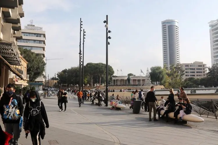 Τηλεργασία, περιορισμός συναθροίσεων και στοχευμένα τεστ στο τραπέζι