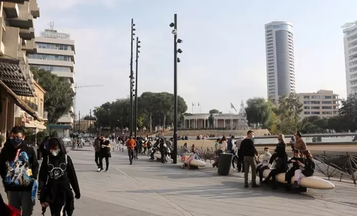 Τηλεργασία, περιορισμός συναθροίσεων και στοχευμένα τεστ στο τραπέζι