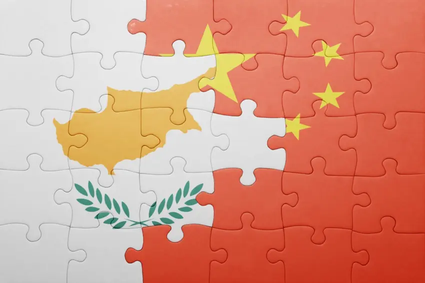 Η Κίνα κλείνει το μάτι στις Τριμερείς