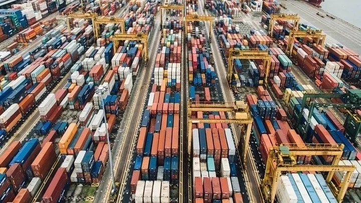 Κίνα: Η στρατηγική Τραμπ απειλεί το 70% των εξαγωγών της στις ΗΠΑ