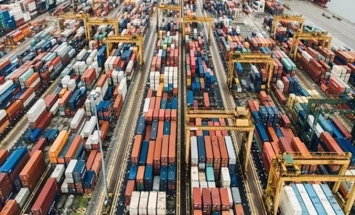 Κίνα: Η στρατηγική Τραμπ απειλεί το 70% των εξαγωγών της στις ΗΠΑ