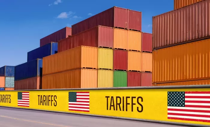 Ο Τραμπ απειλεί με νέους δασμούς όσο η Ευρώπη υποχωρεί