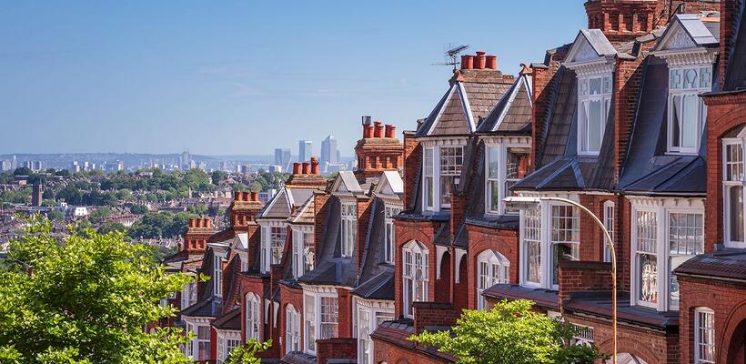 Εκτοξεύονται οι τιμές των σπιτιών στη Βρετανία