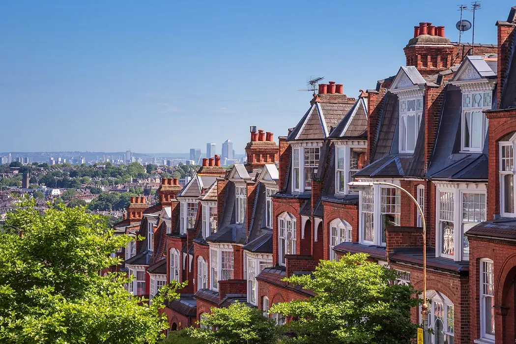 Εκτοξεύονται οι τιμές των σπιτιών στη Βρετανία