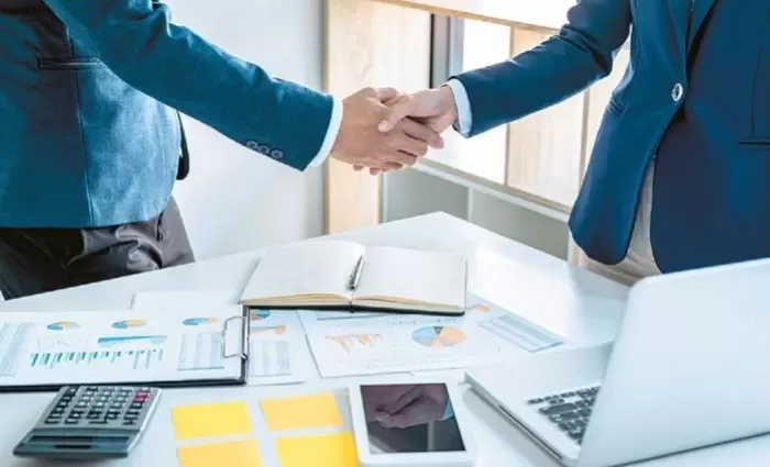 Με ταχείες διαδικασίες νόμος για συγχωνεύσεις, υπό την απειλή προστίμου